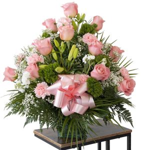 Floral arrangement of Cube light Roses